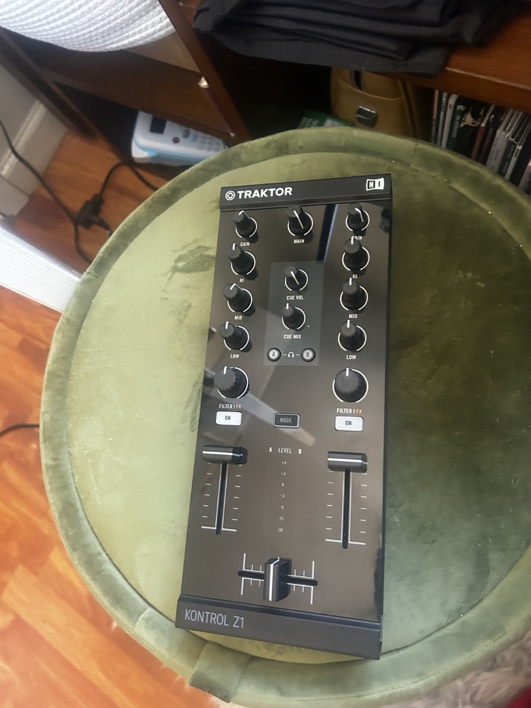 Native Instruments Traktor Kontrol Z1 DJ Mixing Interface - Black (22180)