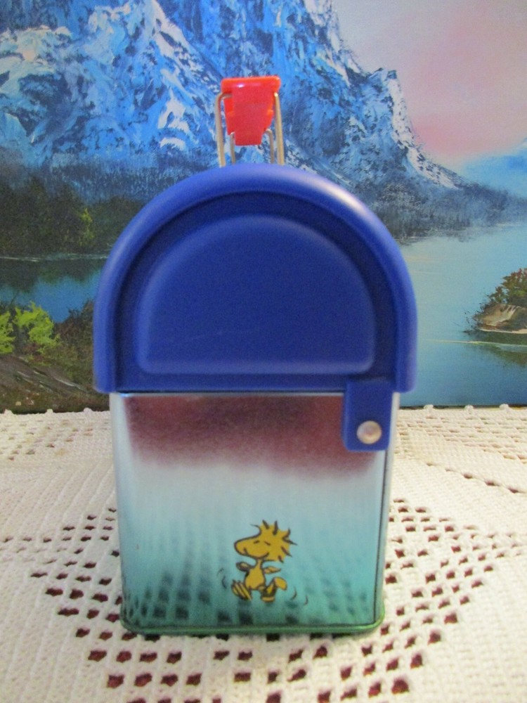 Peanuts Round Top Metal Lunch Box ~ Empty