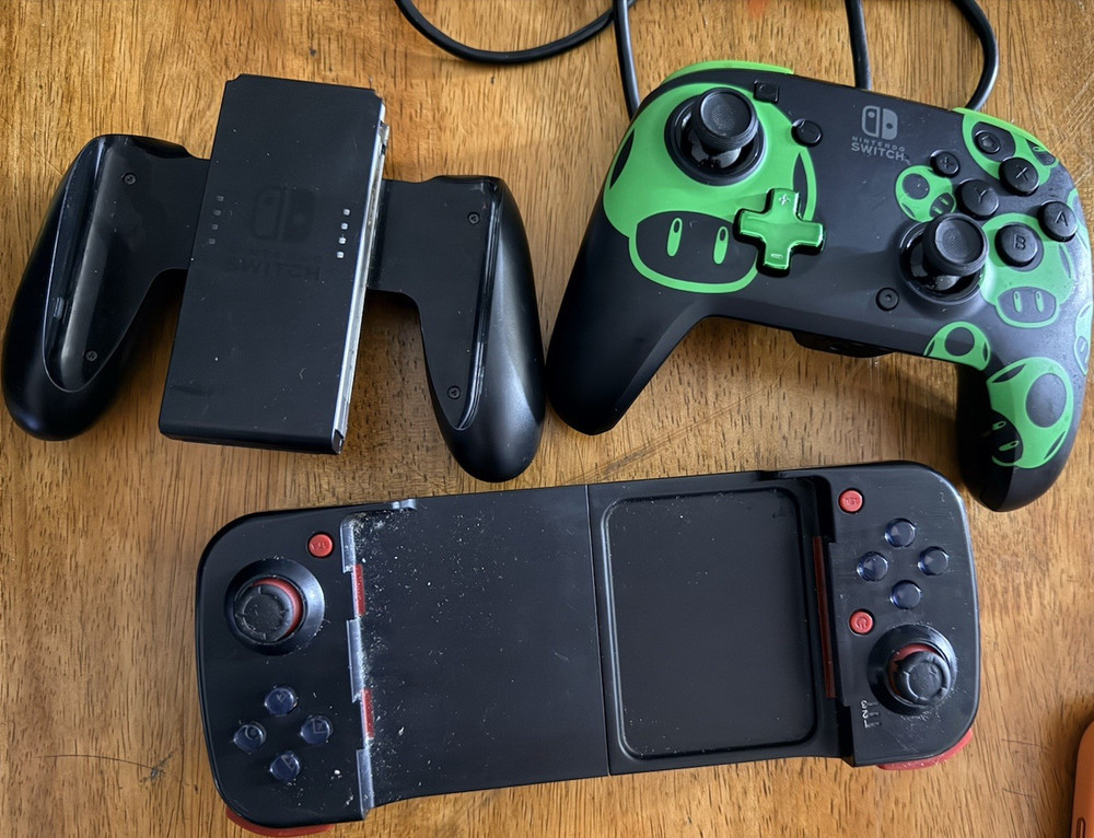 Nintendo Switch Wired Controller & Grip Bundle Green/Black Super Mario