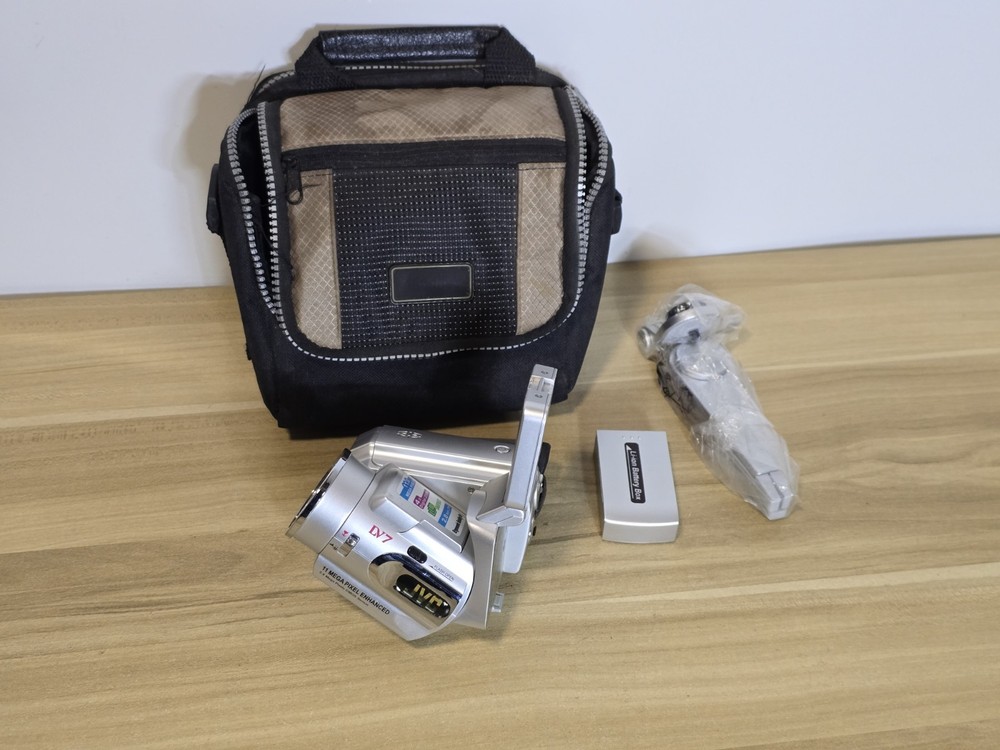JVC Camcorder. Mini DV7 11 Mega Pixel Enhanced 4x Digital Zoom + Case.