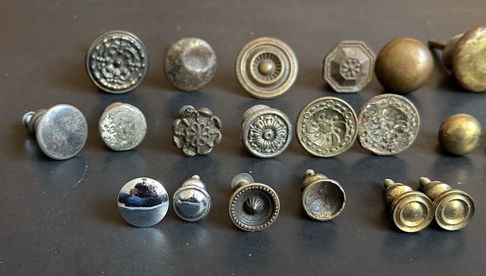 DS-272 THIRTY TWO (32) Antique Vintage Assorted Drawer Pulls Knobs