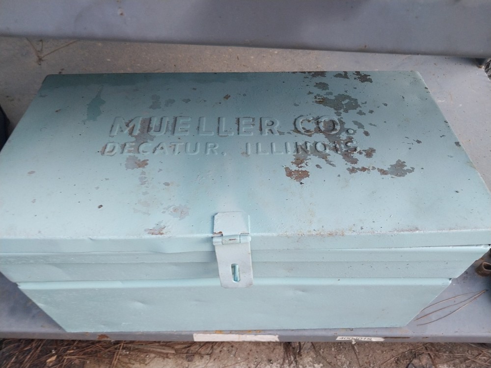 Mueller B 100 Pipe Tapping Machine With Original Metal Case, 6 Bits And Extra