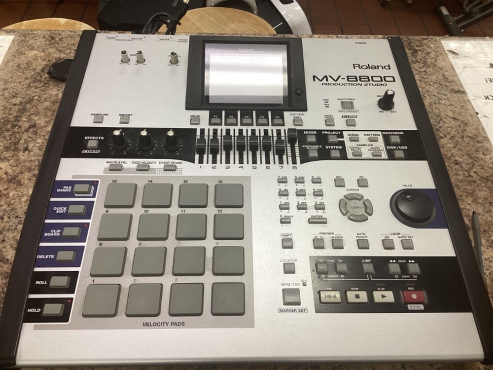 Roland MV 8800 Production Studio