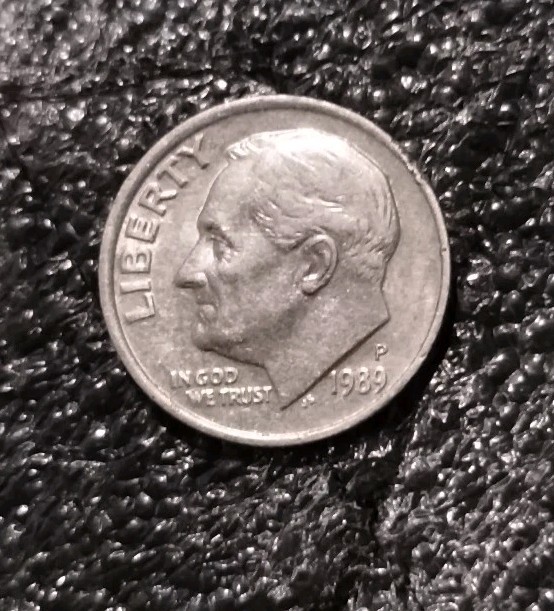 1989 P Mint. ERROR dime. Off Center Strike.