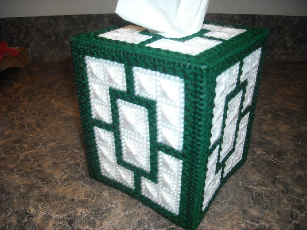 TISSUE BOX COVER -  BLOCKS -  (FOREST GREEN & WHITE) - Plastic Canvas