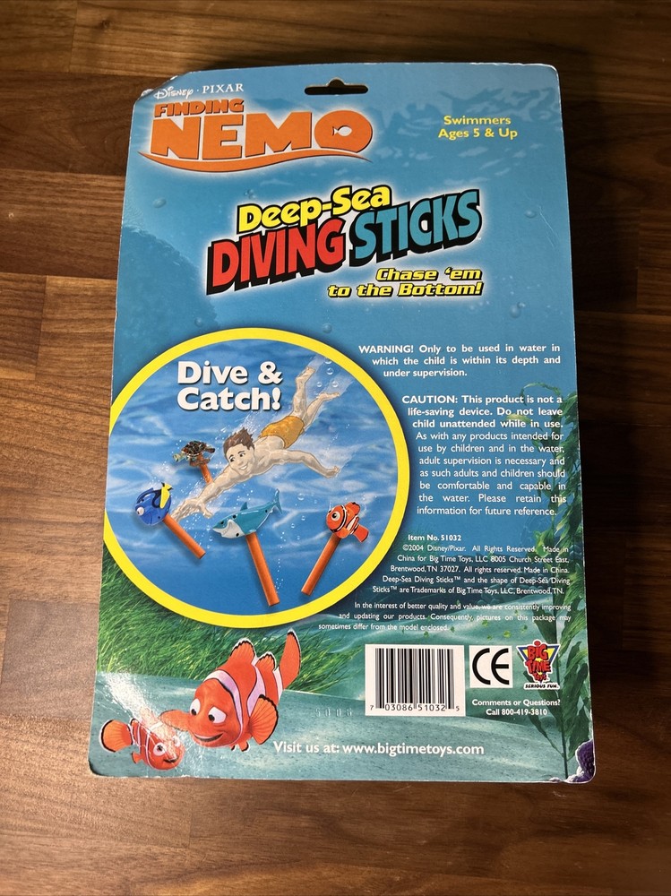 New Sealed 2004 Finding Nemo Pool Toy Diving Sticks Crush Bruce Dory