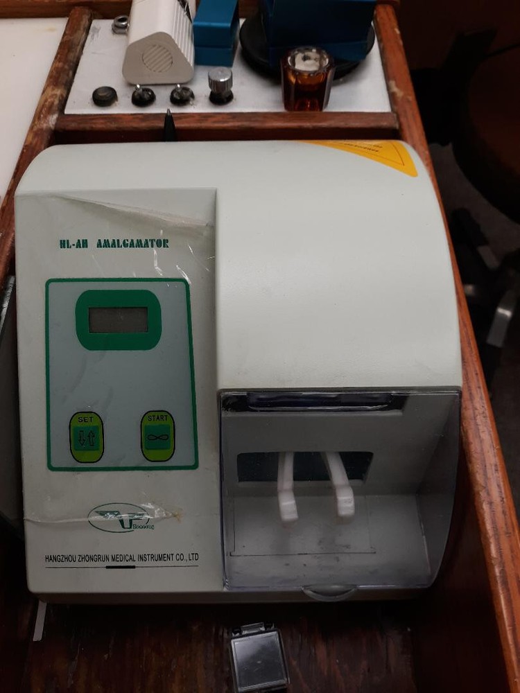 Dental amalgamator