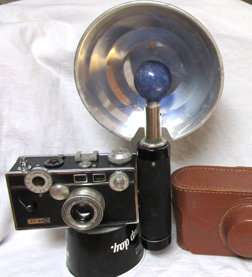 VINTAGE 1950s ARGUS C3 CAMERA w/ FLASH & BULB & CASE