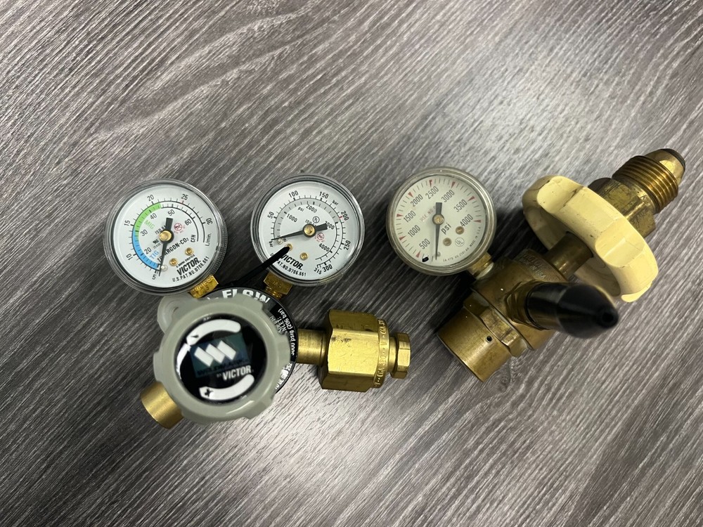 CO2 and HE Regulator lot