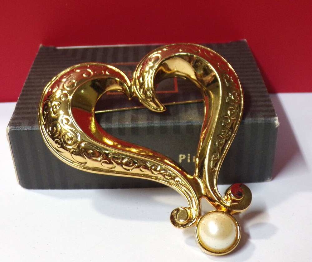 Avon BOLD HEART Gold Tone Lapel Hat Pin