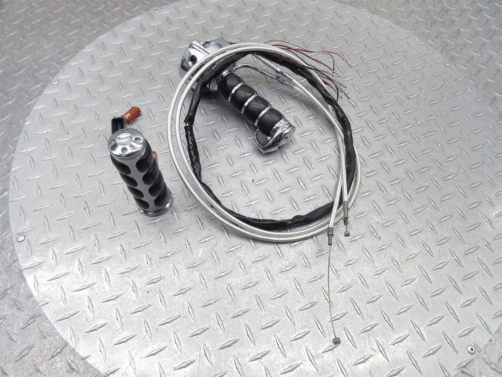 2004 04 Harley Davidson FLHTCI Shriner Shrine Right Handlebar Switch Cables Grip