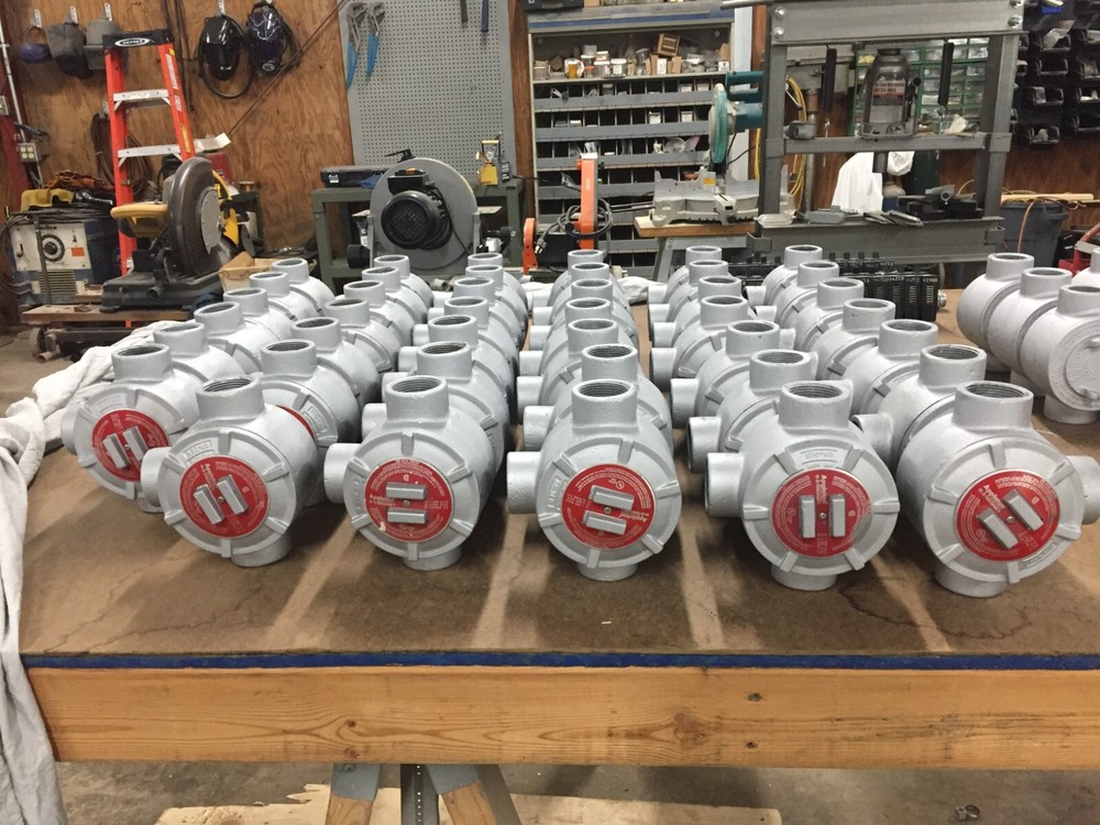 APPLETON GR TYPE T 1 1/4'' EXPLOSION PROOF 3 HOLE BOX