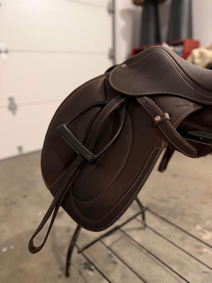 Antarès Evolution-D Custom Jump Saddle – Buffalo Leather – Excellent Condition