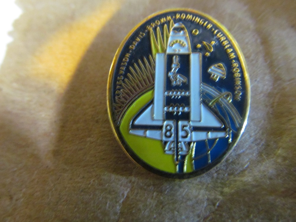 SHUTTLE DISCOVERY STS-85   LAPEL PIN