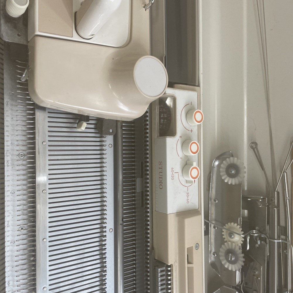 Studio 322 Knitting Machine In Good Condition