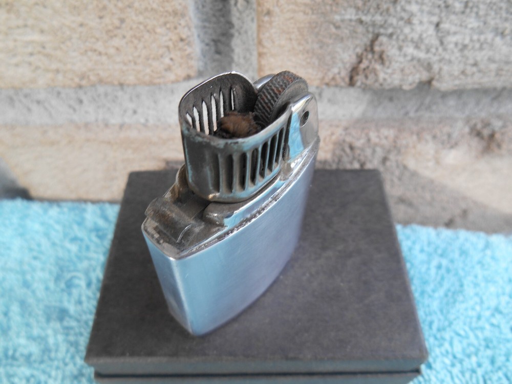 Vintage Ronson WINDLITE CHROME CIGARETTE LIGHTER. NO LID! WORKS!