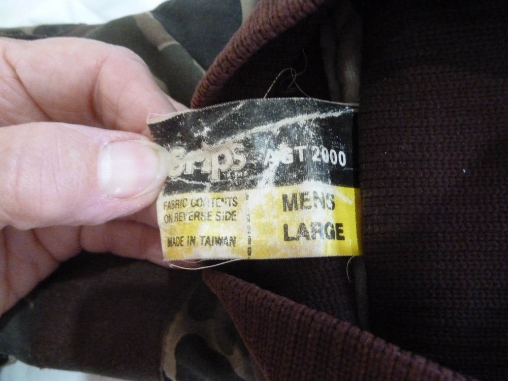 MEN'S GRIPS CAMO GLOVES~~SIZE LARGE