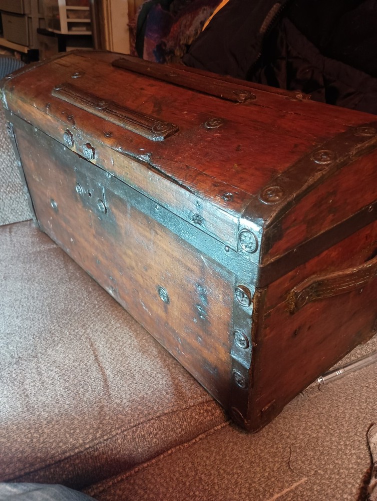 65518 Antique Dome Top Trunk Storage Chest