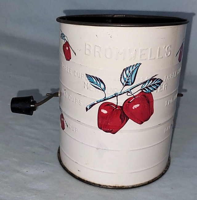 Bromwell's Three Cup Measuring Sifter Apples Design