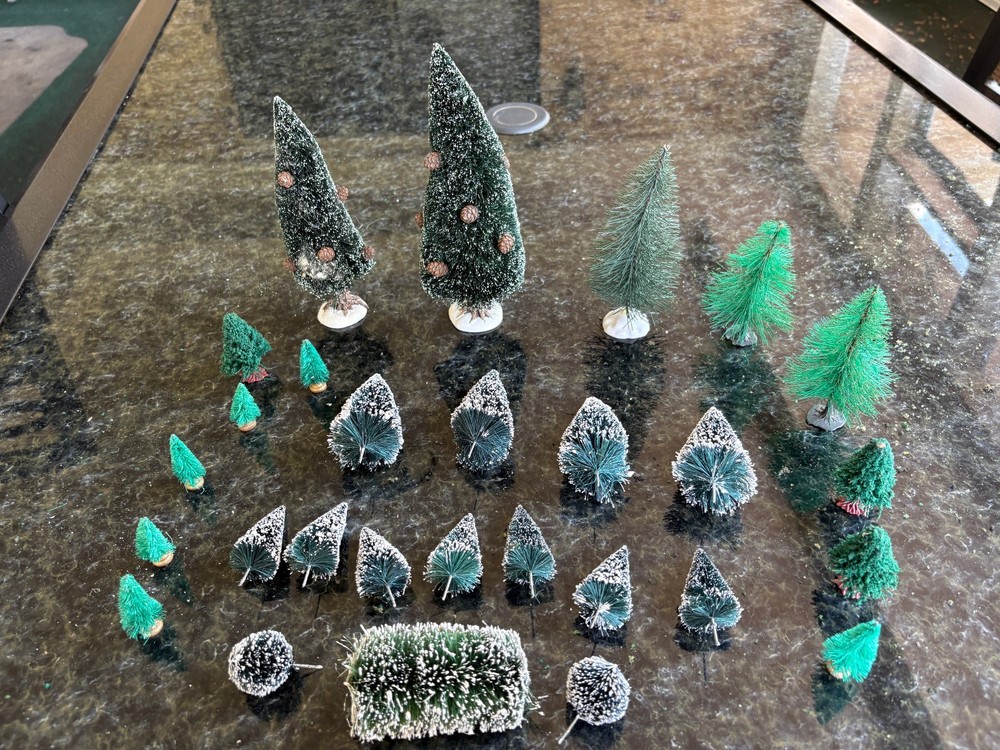 SET OF 28 TREES FOR TRAIN SCENERY LAYOUT DISPLAY