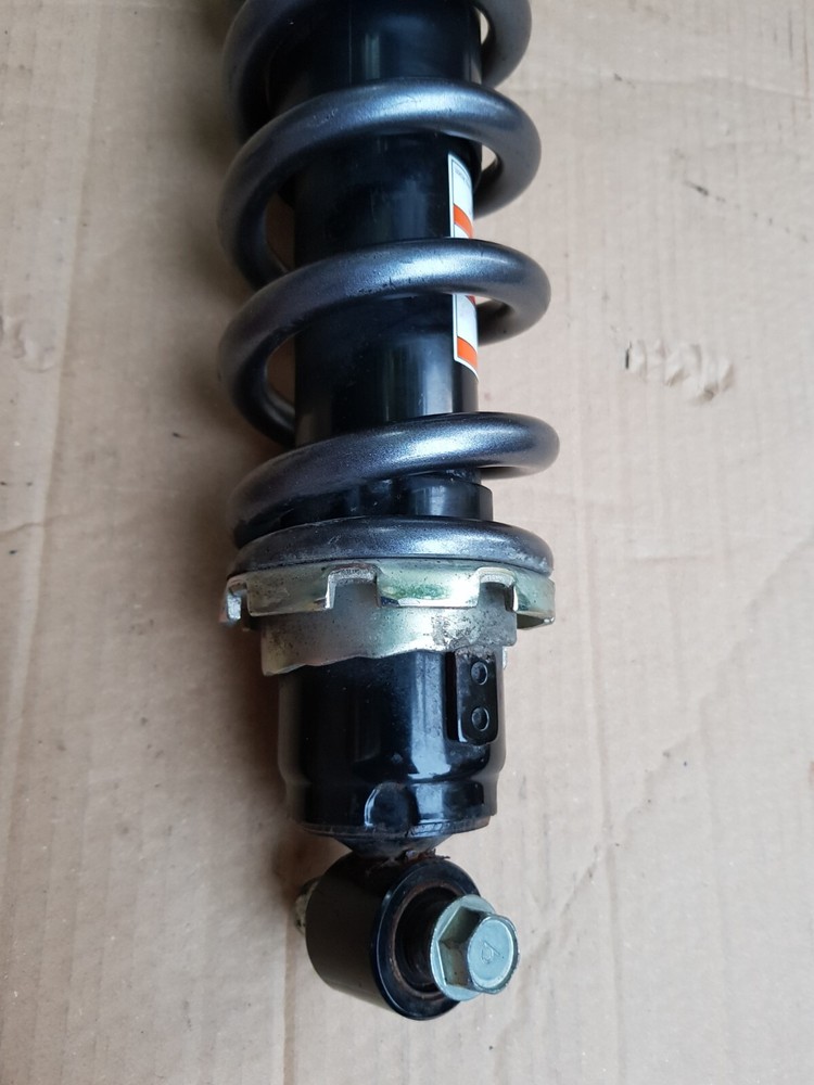 Suzuki gsr750 shock