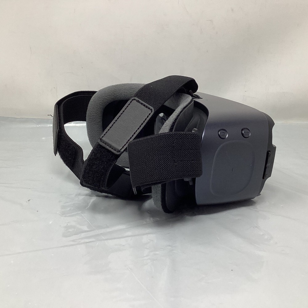 Samsung Gear VR With Controller Powered By Oculus