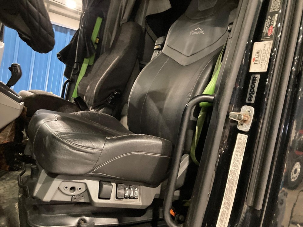 2017 Peterbilt 579 Left Air Ride Seat