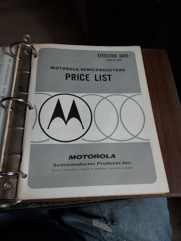 MOTOROLA PRODUCE REFERENCE UPDATE SEMICONDUCTOR DATA UPDATE APRIL 1977 VOL 2 # 2