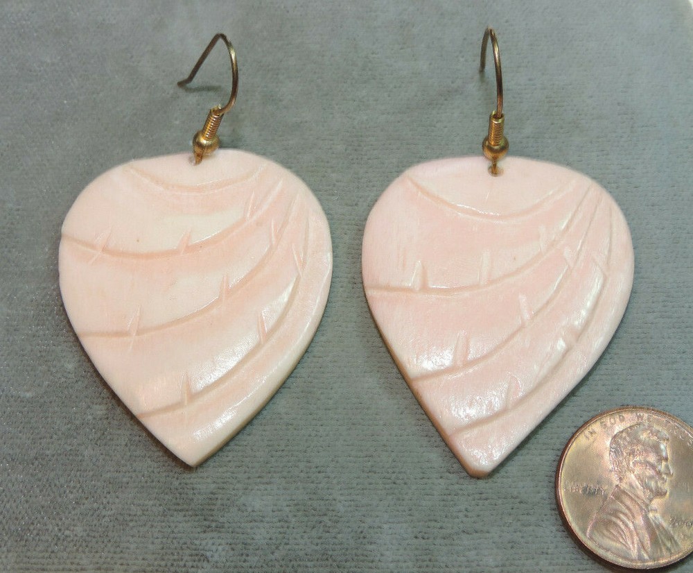 Carved Pink Shell Heart Leaf design Dangle Hook Pierced Earrings Ch 76.2