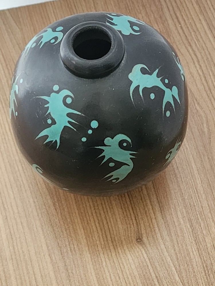 Beautiful Vintange Peruvian Vase Signed