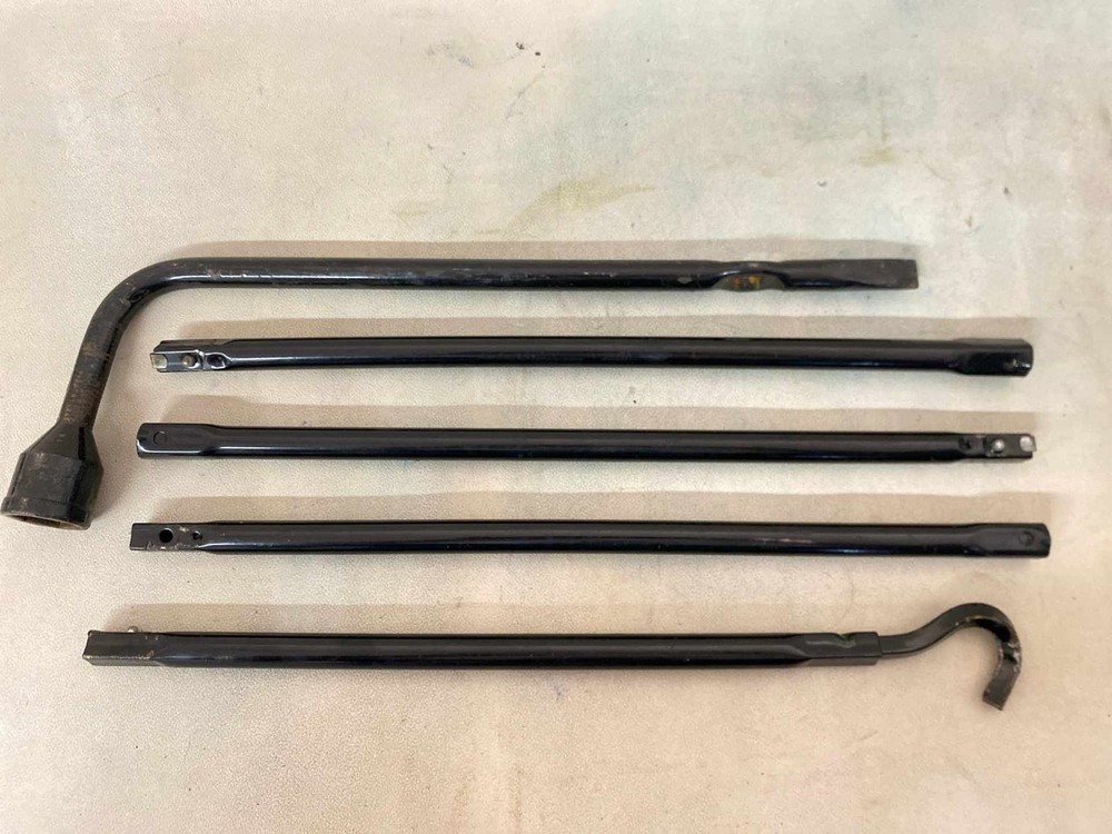 2005 Dodge Ram 1500 Jack Assembly with Tools OEM 52110402AB