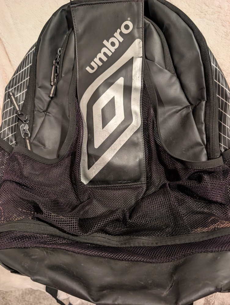 Umbro Black Soccer Backpack Ball Sling All Zippers Function.