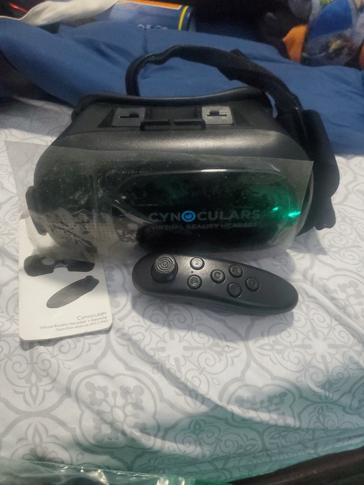 CYNOCULARS: VIRTUAL REALITY HEADSET & REMOTE