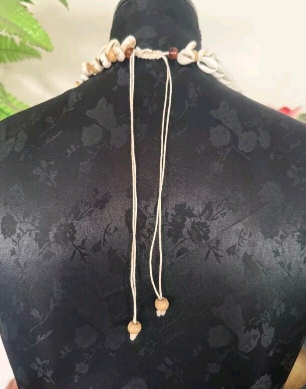 Necklace Cowrie Shell / Bead