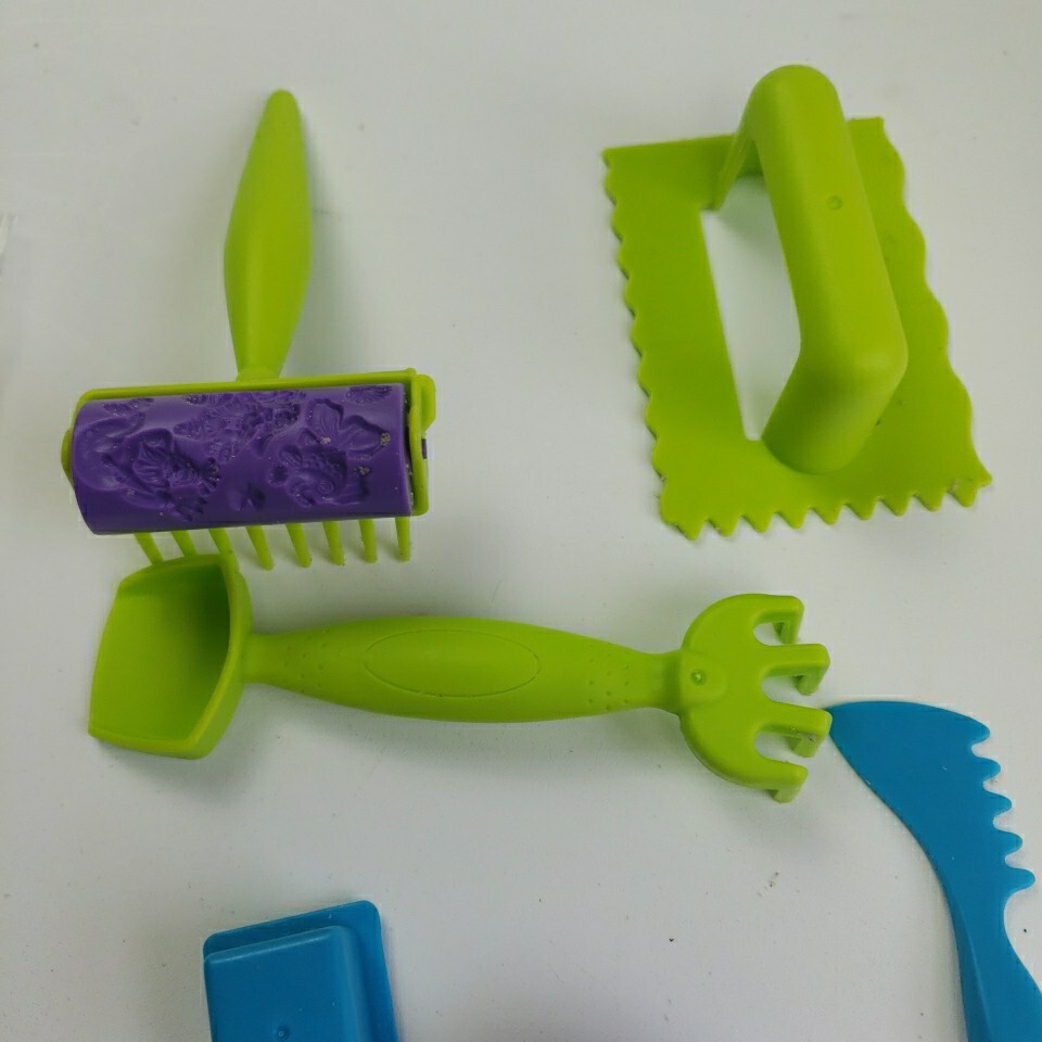 SPIN MASTER Kinetic Sand Beach Day Fun Playset w/ Castle Molds & Tools Age 3+