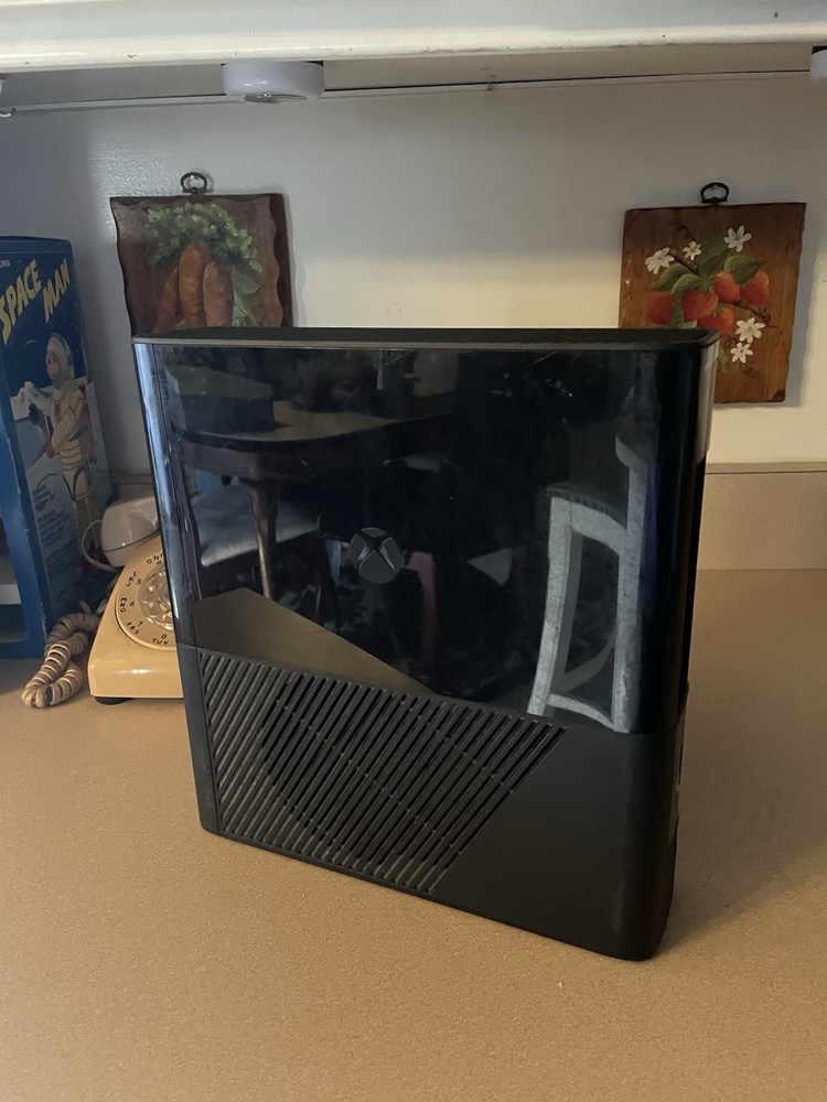 xbox 360 with two controllers Read Desc