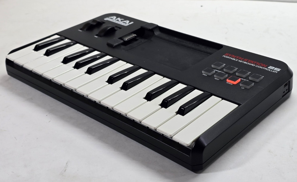 Akai professional synthstation 25 portable keyboard controller(Tested/Working)