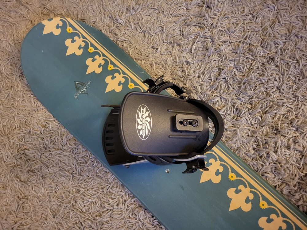 Vintage Apocalypse Snowboard 56" Spiral bindings missing 1 strap