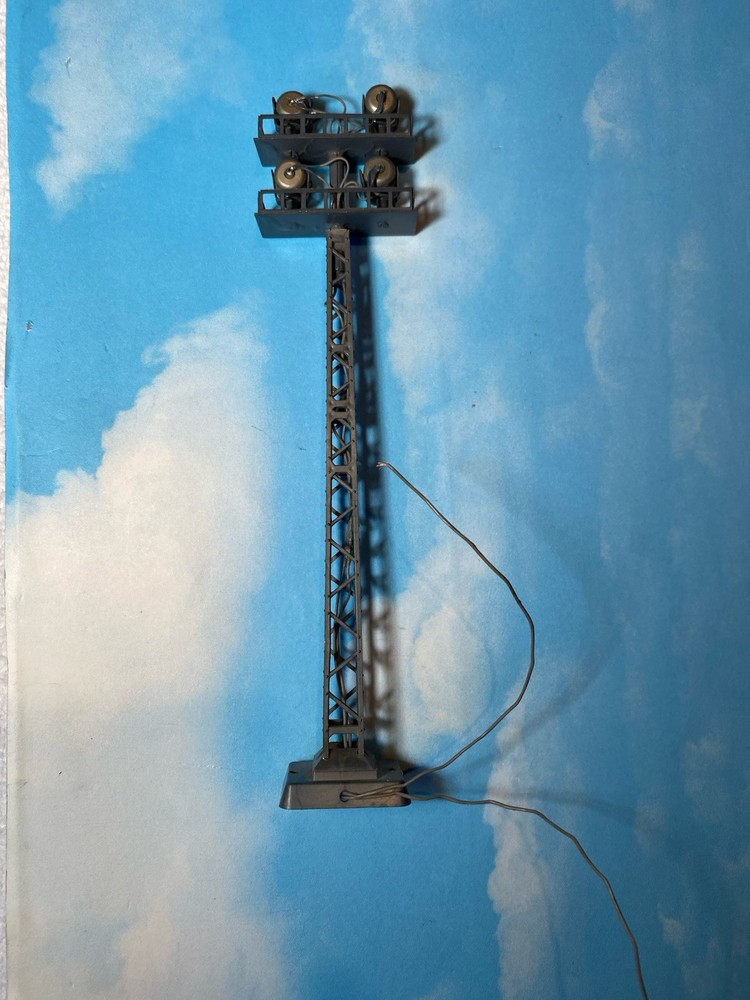 Vintage HO scale wired 4 Light Rail yard Floodlight. ***Read***