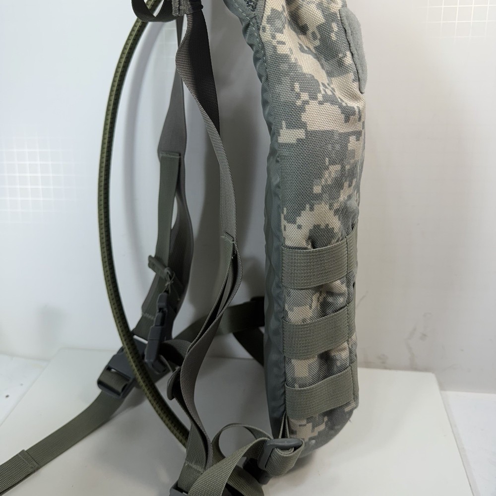 Tactical Tailor 3L Hydration System in ACU Camouflage Source Bladder, looks NEW