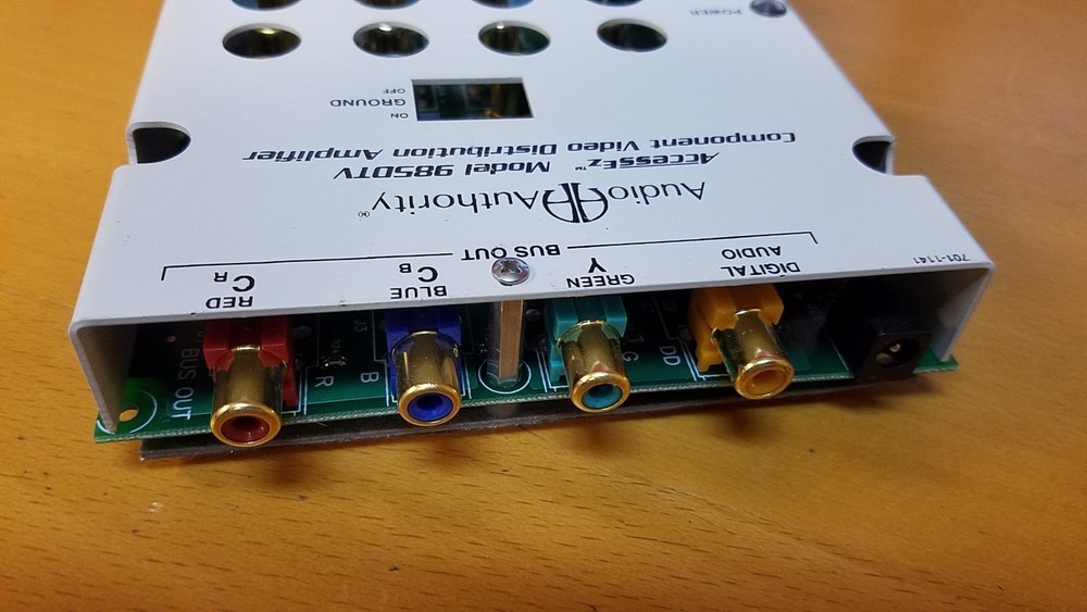 Audio Authority component video distribution Amp. model 985DTV