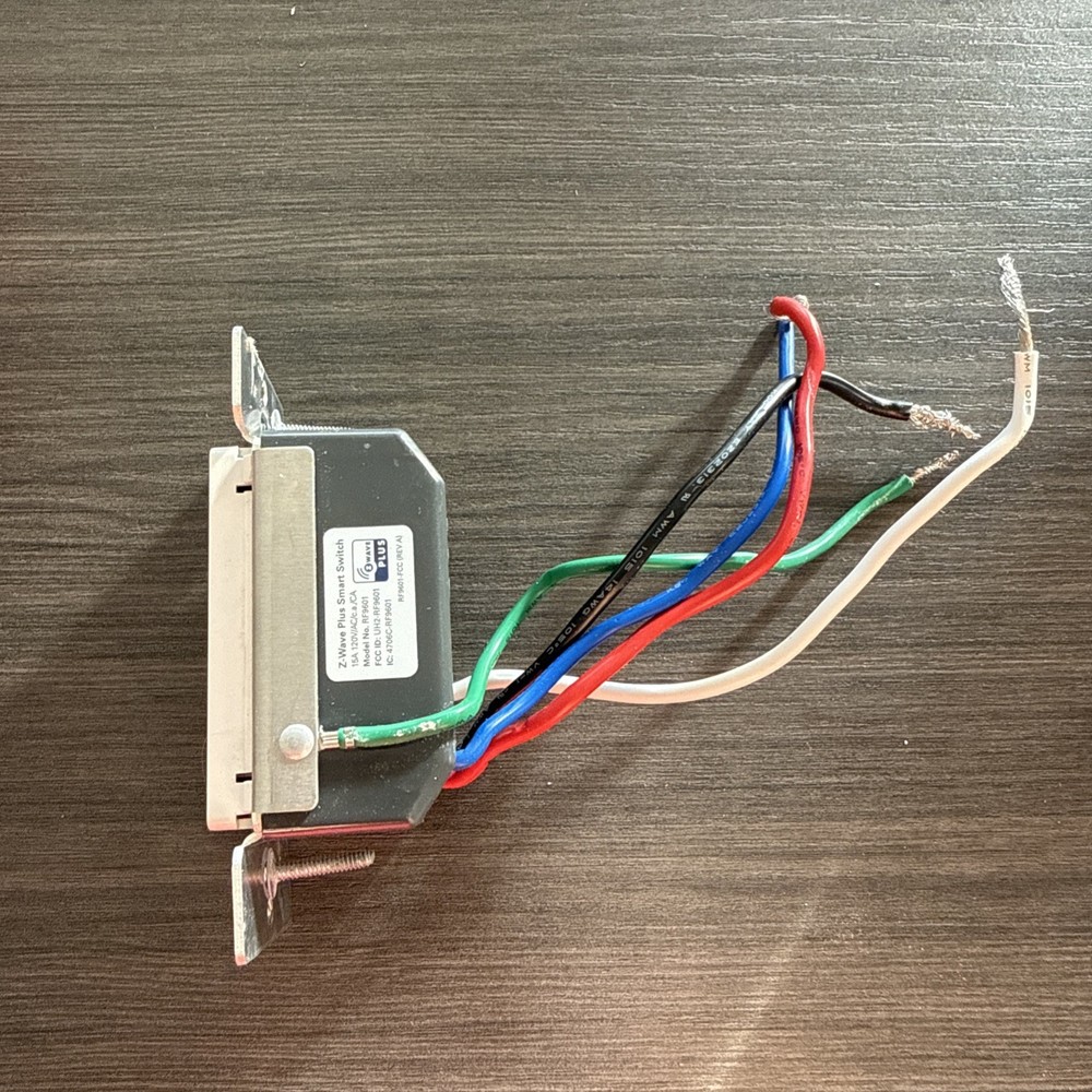 Eaton Z-Wave Plus 3-way Smart Light Switch, White. Model RF9601