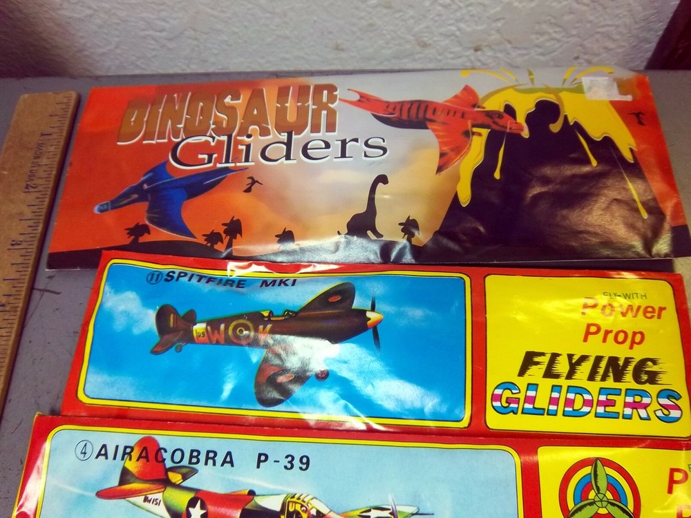 4 different FLYING GLIDERS kits, new in packages, DINOSAURS, Fighters, generic