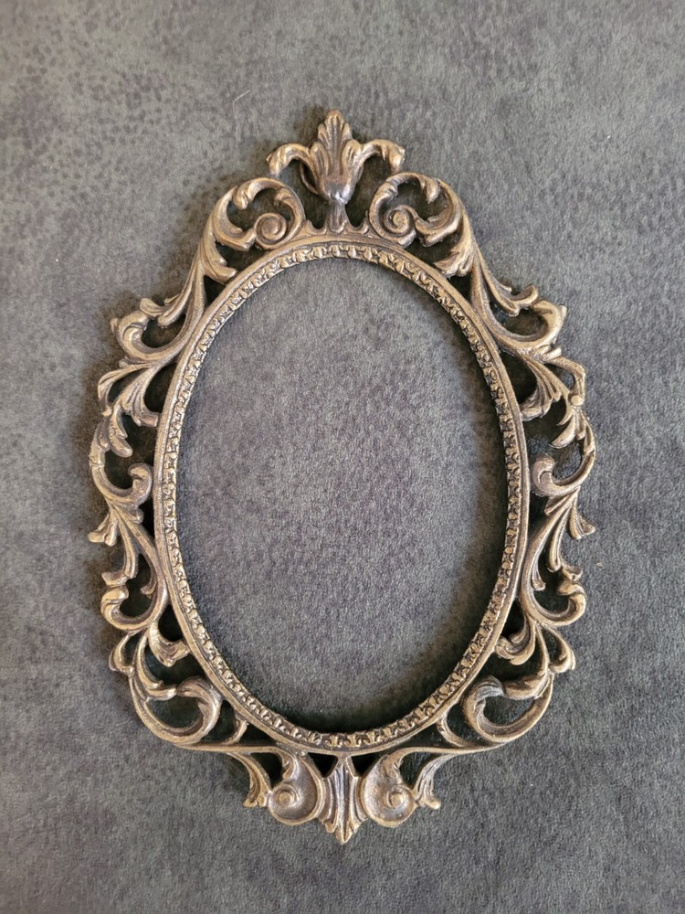 BRONZE MEDIUM SIZE RARE OVAL FRAME 17x24 cm.