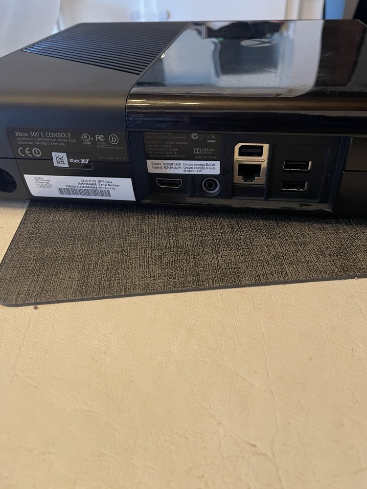 xbox 360 with two controllers Read Desc