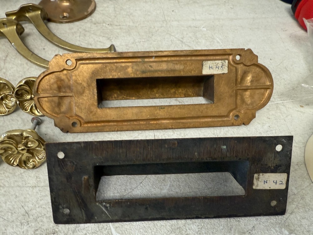 VINTAGE DRAWER PULLS, HARDWARE, DOOR KNOCKER MIXED LOT