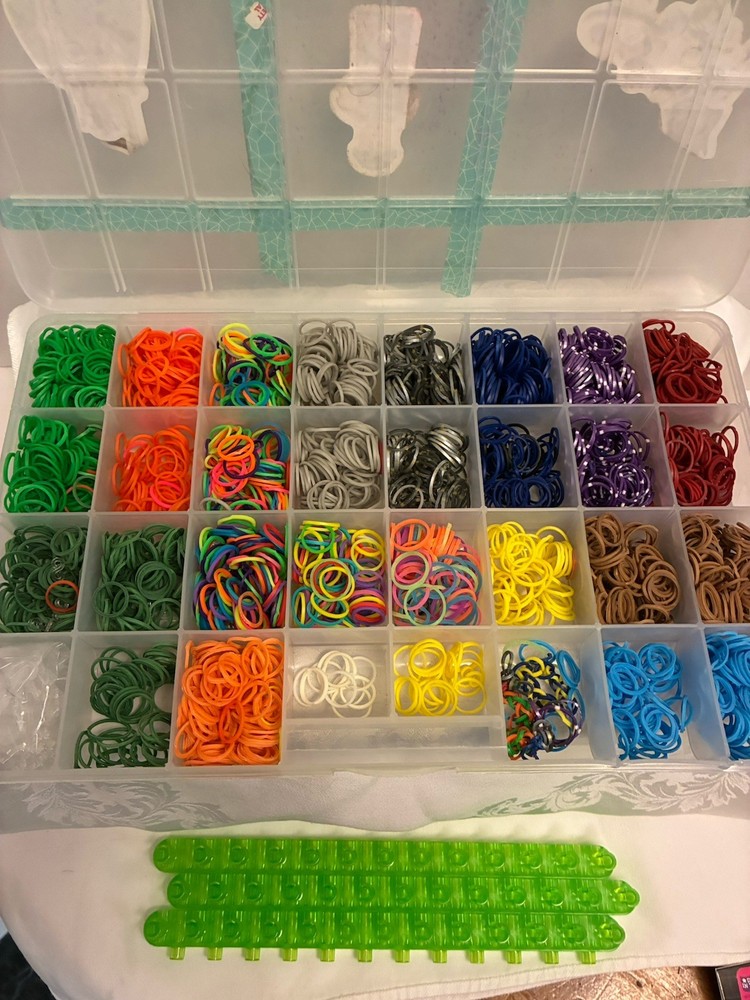 Rainbow Loom Bracelet Kit/case With Elastics,loom,hooks Preowned A10