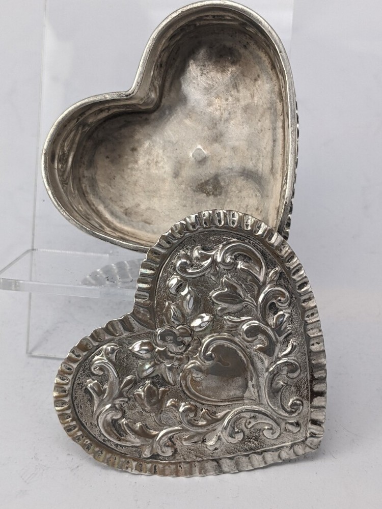 A Victorian solid silver heart shaped box date 1885 Rosenthal, Jacob & Co.