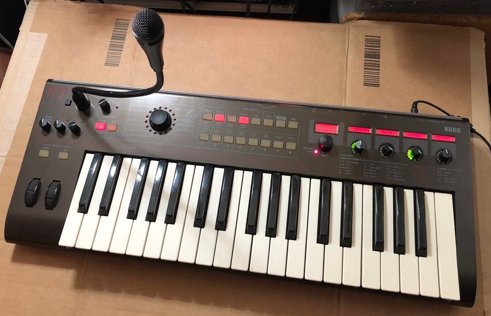 KORG R3 MIDI 37 KEY KEYBOARD  SYNTHESIZER/VOCODER
