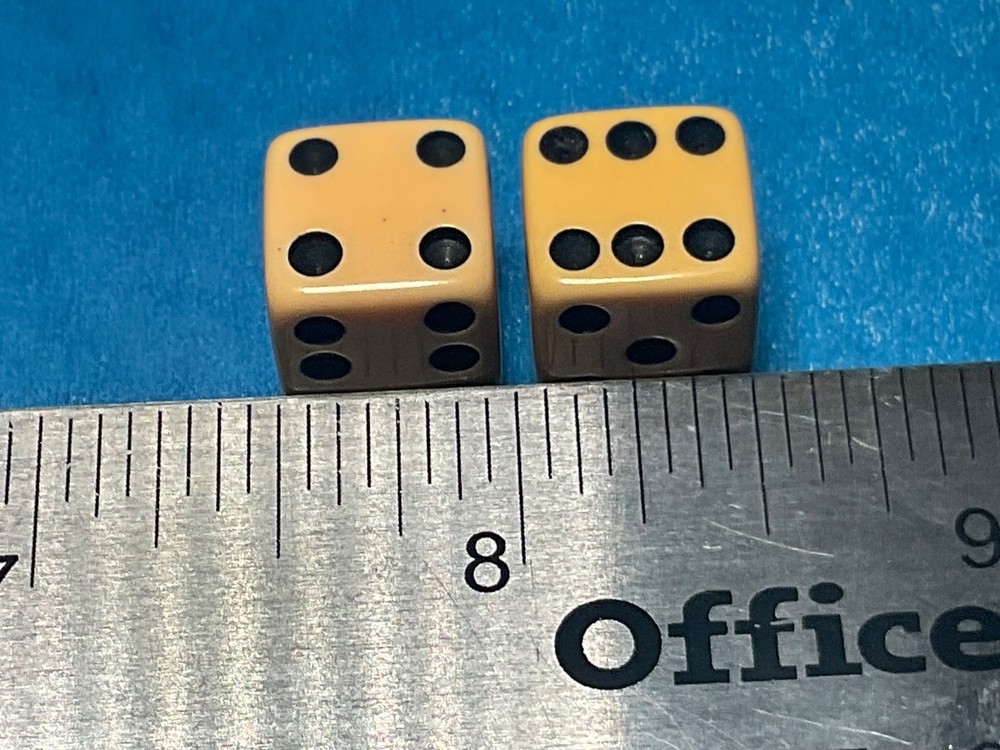 SMALLER PAIR BAKELITE DICE—-——--P-1